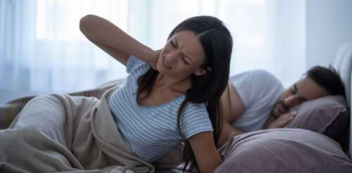 What You Need to Know on How to Sleep with a Frozen Shoulder and Relieve Pain